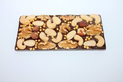 Шоколадка ручной работы с орешками разных видов