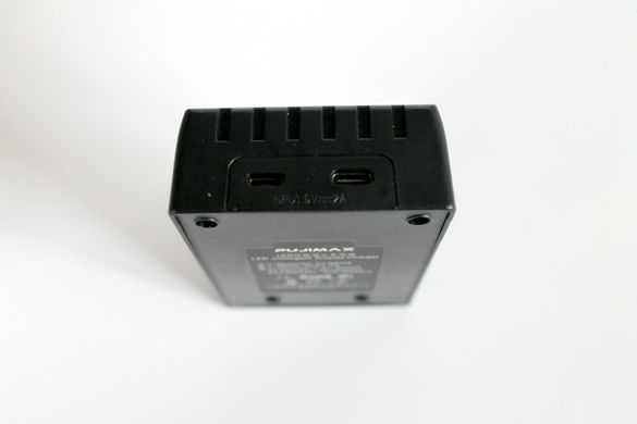 Зарядний пристрій для акумуляторних батарей на 4 слоти PUJIMAX заряджання пальчикових акумуляторів АА та ААА