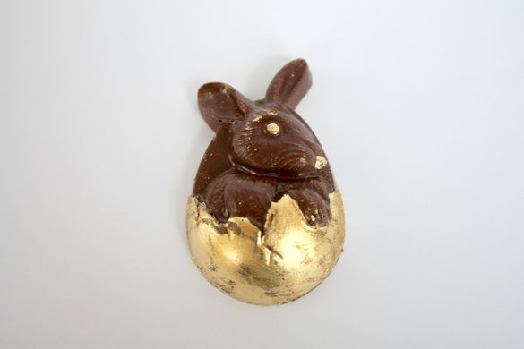 Великодній шоколадний кролик на Великдень в кошик