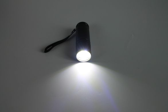 Карманный фонарик с батарейками ручной фонарь
