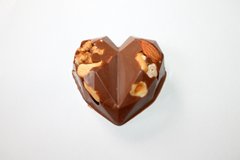 Шоколадне сердечко з горіхами подарунок прикраса для торта
