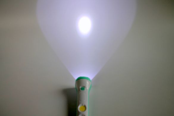 Аккумуляторный ручной фонарик светодиодный фонарь